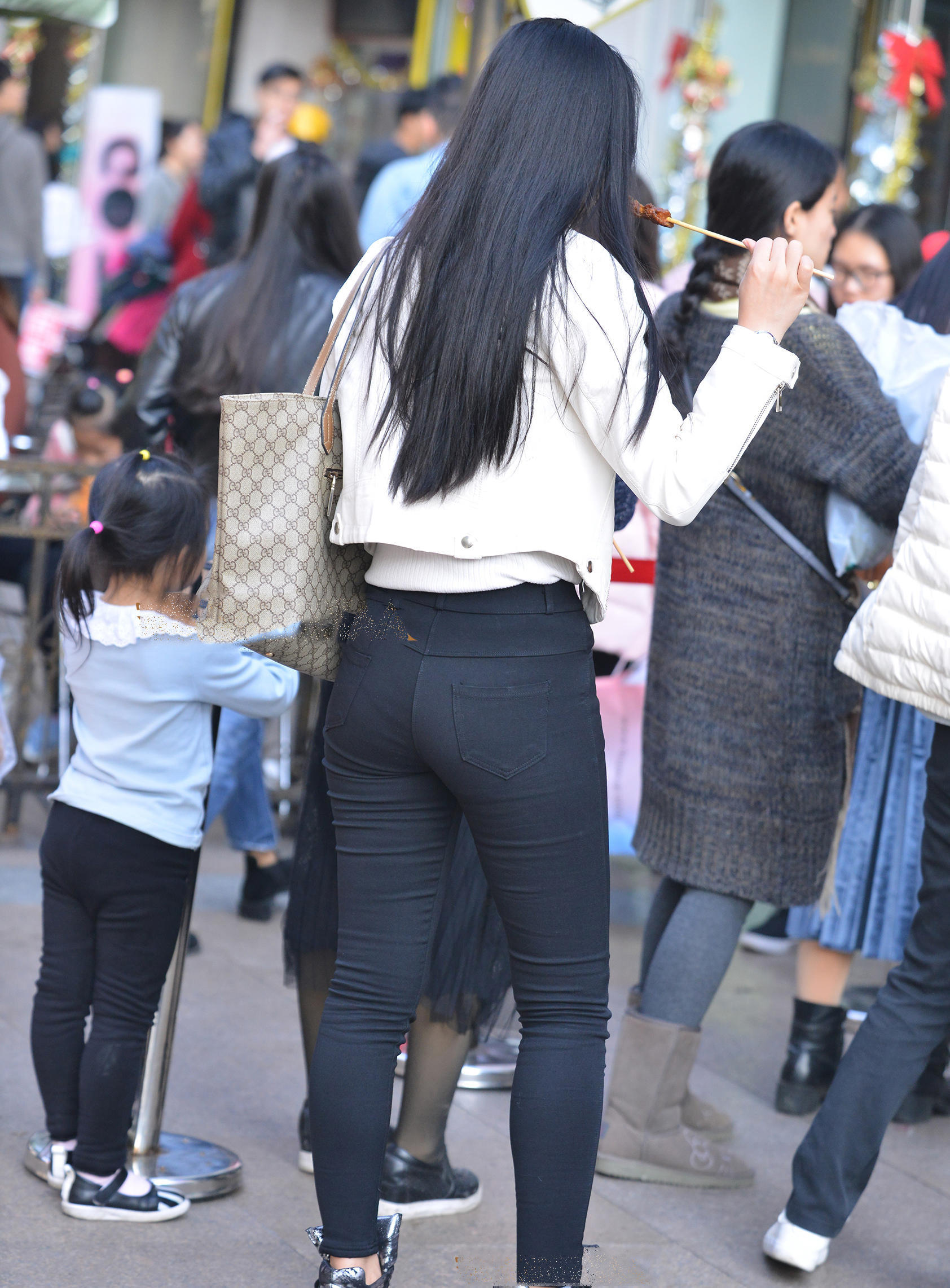 丰满小姐姐紧身裤绷出肥硕臀线，当街撸串馋坏旁边小姑娘