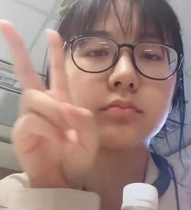 戴眼镜的学生妹,化妆后秒变“女王脸”,网友:一眼误终生!