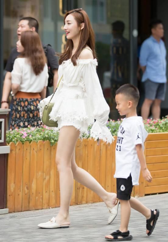 人像摄影：图3四位穿短裙的小姐姐不仅漂亮，身材也好！