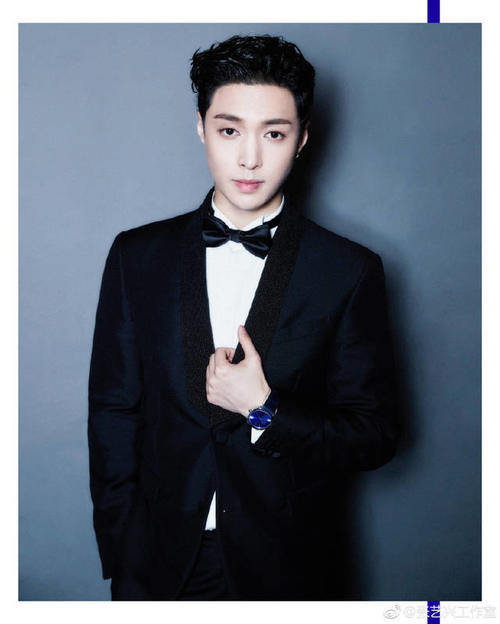 27岁张艺兴走出国门纪念经典，西装领结俊俏十足，网友：闷声干大