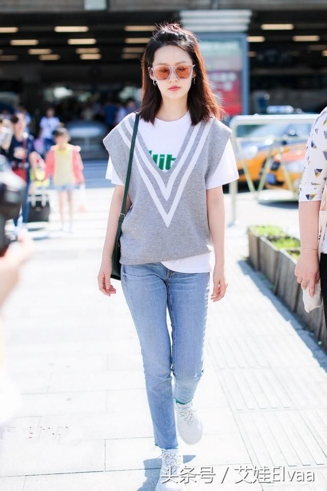 李芯不穿短裤了，毛衣仔裤比路人还低调，看完我明白颜值才是唯一