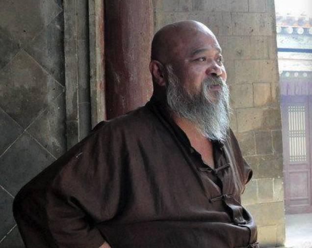 同样是63岁,费玉清看起来像43岁,而他看起来居然像83岁!