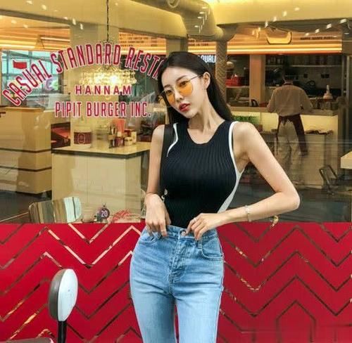 模特穿黑白上衣配长牛仔裤休闲舒适，万能长短搭秀小纤腰