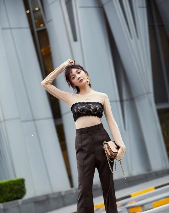 她是《老房有喜》小海燕，如今秋衣外面穿抹胸，网友：漂亮