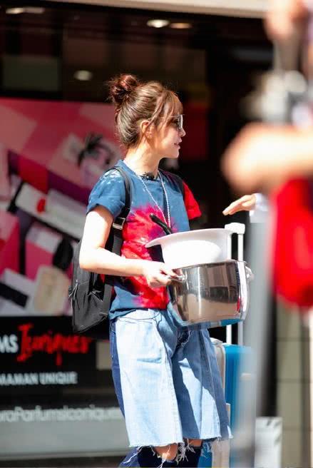 本以为赵薇“假两件”牛仔裤够丑了，但看到谭维维的裤子，才真的