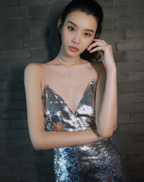 奚梦瑶V领吊带裙，铆钉加身，好身材羡煞旁人，网友：能好好穿衣