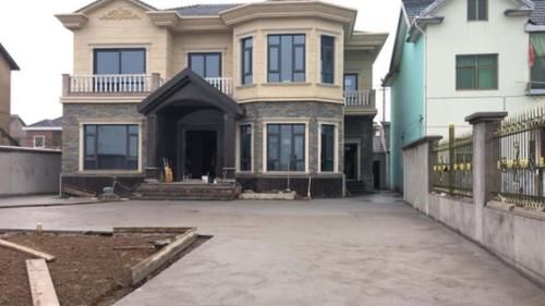  盖房■农村盖房有限高令，高度最多三层半，都是在为农民考虑