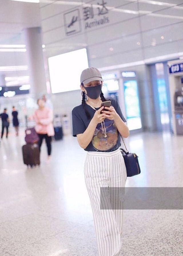 陈乔恩扎双马尾辫也不顶用，跟张静初比起来，少女感还是差了点!