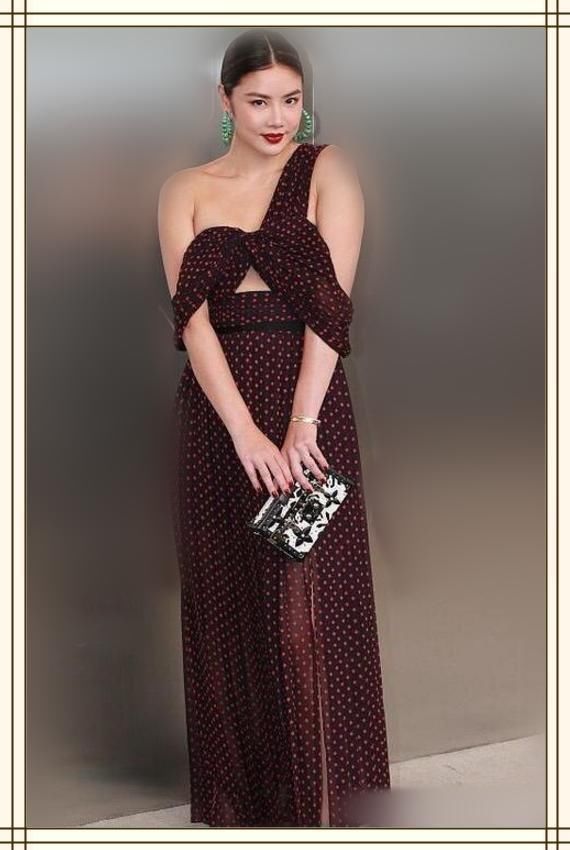 乐基儿真敢穿!胸前只靠一个蝴蝶结?网友:王的女人就是霸气!