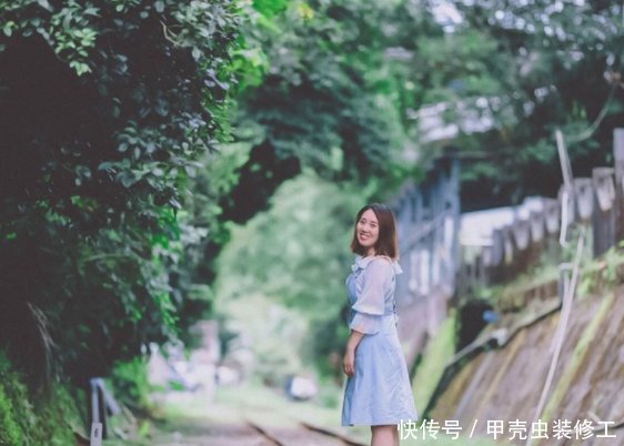 「穿搭」美女虽然挺可爱,但身材有点微胖吧