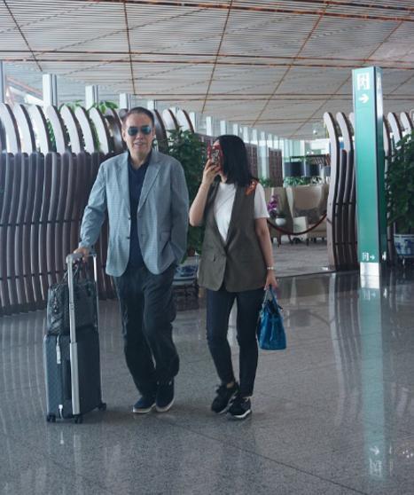 陈红胆真大！50岁了还敢素颜现机场，网友：还不如广场舞大妈呢