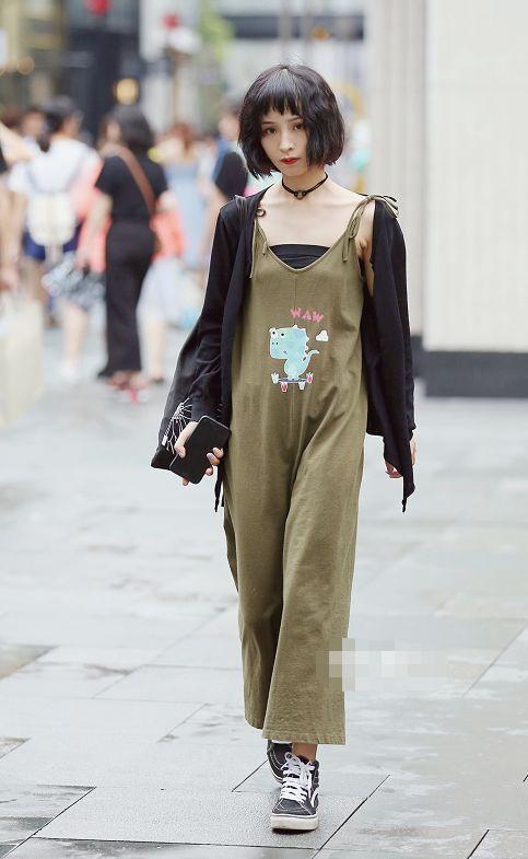 街拍：美女超“紧”牛仔裤，都能硬穿进去，很会抢风头！