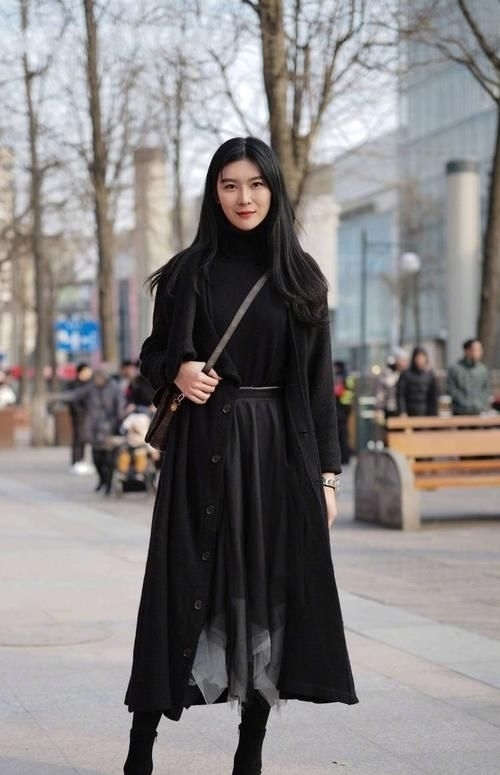 『 底裤』展现甜美气息,街拍:打底裤美女的搭配使得整体魅力提升