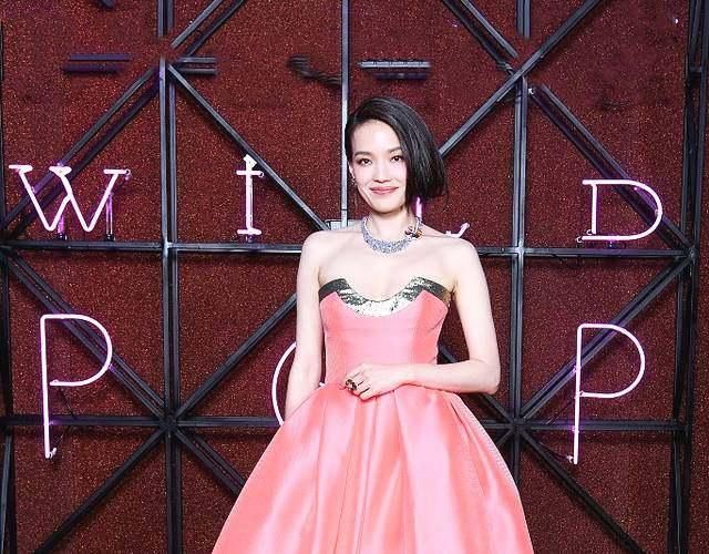 看过舒淇穿小粉裙的万种风情，再看看陈妍希，谁真的惊艳一目了然