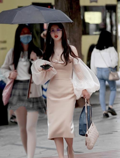 街拍:高挑苗条清凉干净小姐姐,搭配上给人很甜美纯洁的感觉!