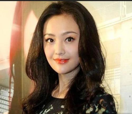 女星烫波浪卷发，关晓彤老了十岁，赵丽颖看着尴尬，她却美得惊艳