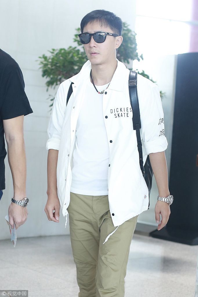 重回鲜肉时代！韩庚酷暑天穿长衣长裤扮潮 边走边卷袖子帅炸天