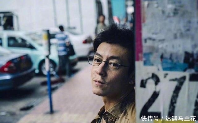 『露齿』陈冠希晒女儿萌照,Alaia对镜露齿微笑,亲自教女儿学写名字