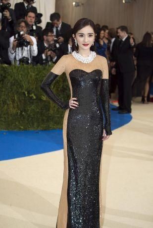 杨幂：人气小天后，完美的身材让人羡慕！