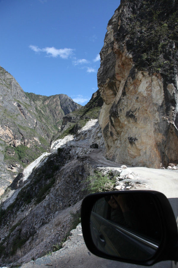 自驾霸道穿越丙察察闯西藏，悬崖边上走一遭，遭遇塌方，泥地陷车