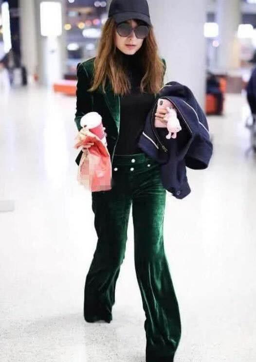 吴昕又作妖了 将黑色T恤塞进牛仔裤里 网友：何炅你也不管管！