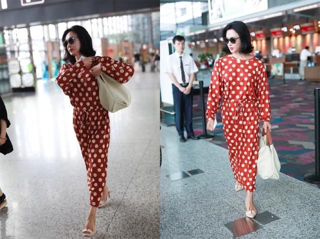 50岁金星与39岁周韵同穿波点裙,一个风韵十足,一个一言难尽