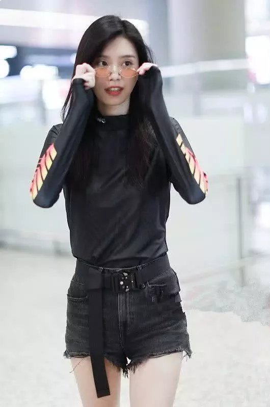 奚梦瑶到底有多瘦?这么窄的短裤都穿不满，网友:有没有100斤?