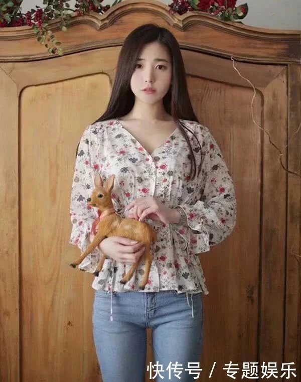 小姐姐身穿上牛仔裤搭配T恤，上身自带吸睛效果，再也不用愁不会