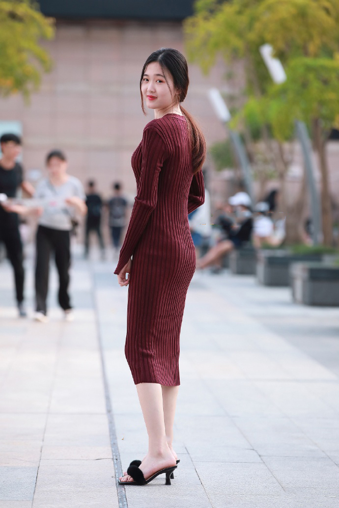 美女身高175cm，身穿酒红色的针织连衣长裙，女神范十足！
