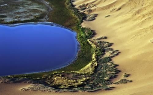 世界之最，巴丹吉林沙漠，其中的必鲁图峰是世界最高沙峰