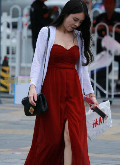 美女|穿抹胸红裙的美女,展现出极品身材,好漂亮