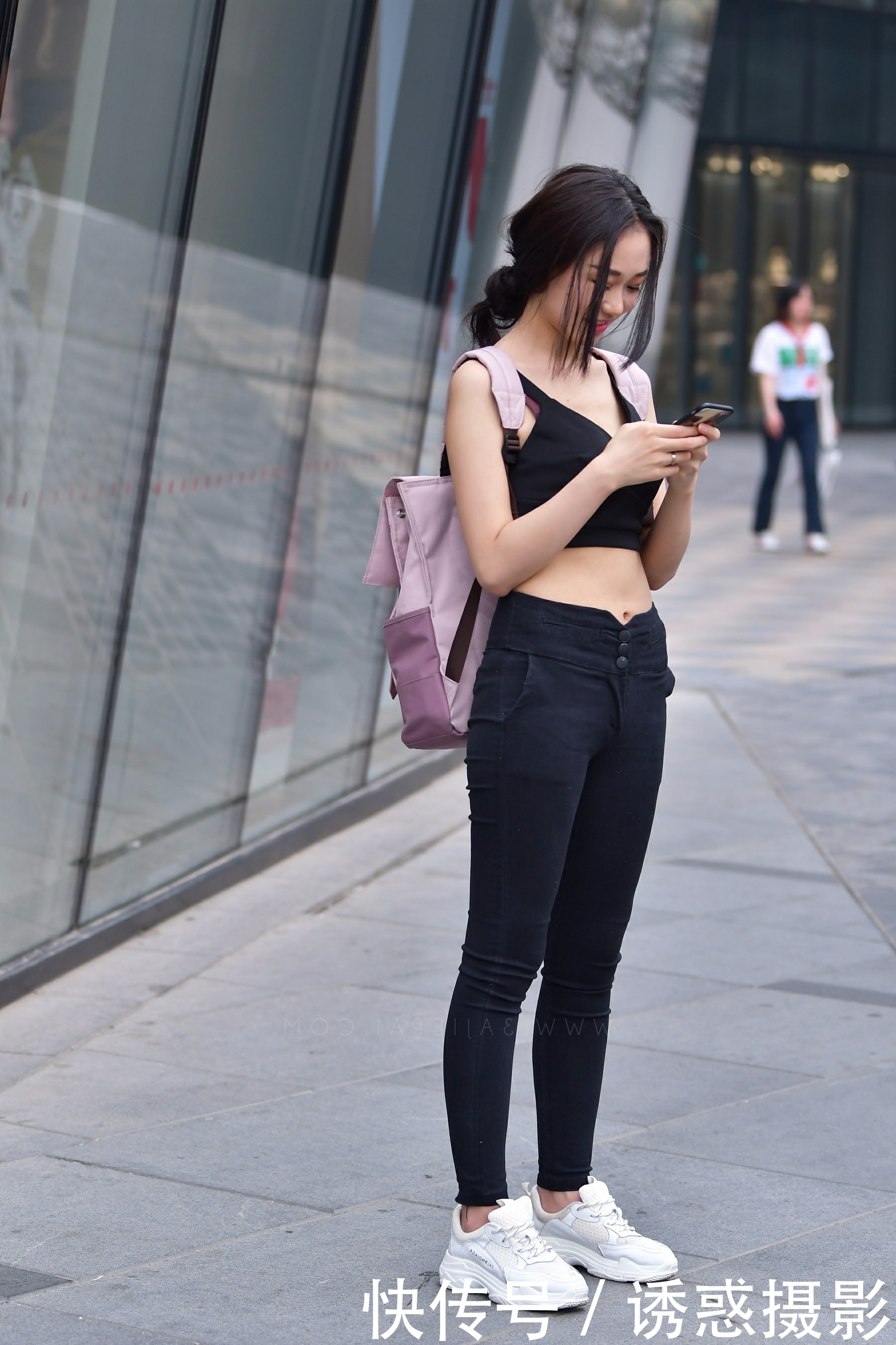 气质小姐姐黑色紧身裤大秀运动好身材，回眸一笑，看呆来往路人