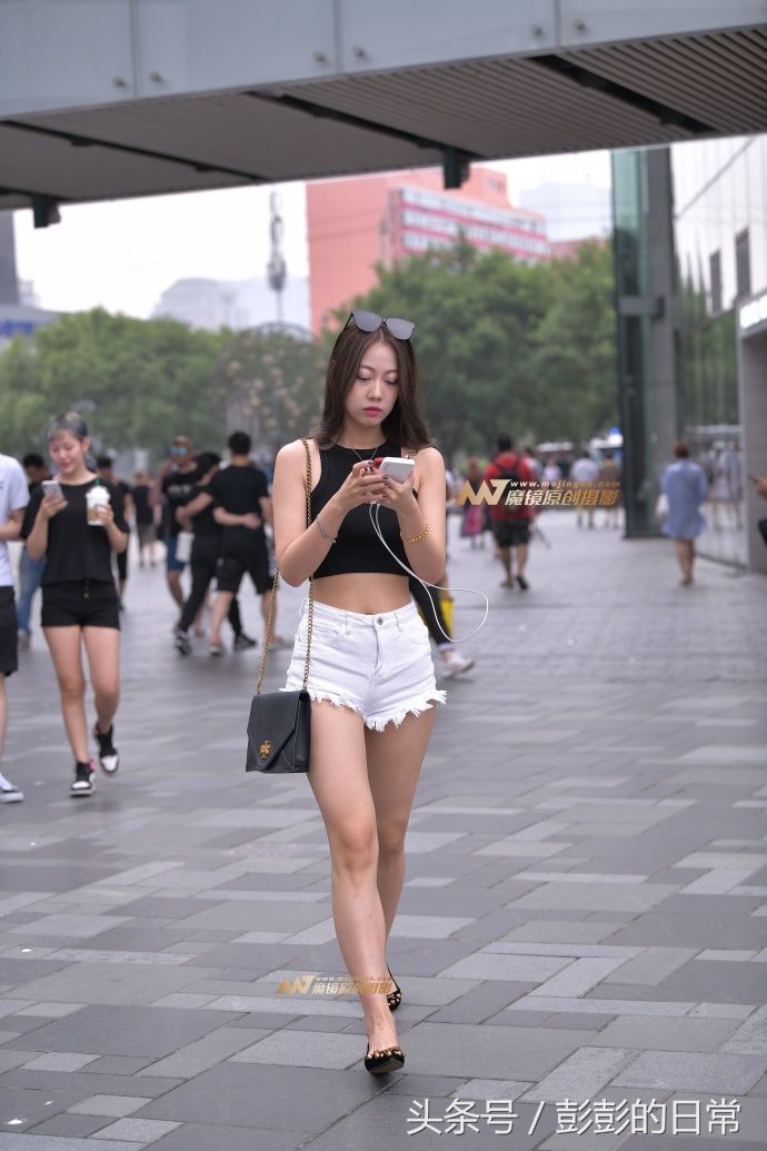 路人街拍，黑白搭配的小姐姐，越紧身越性感