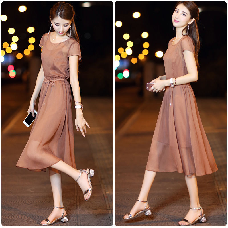 70后女人要穿正经点，看看下面的冷淡裙，干练知性又不失性感