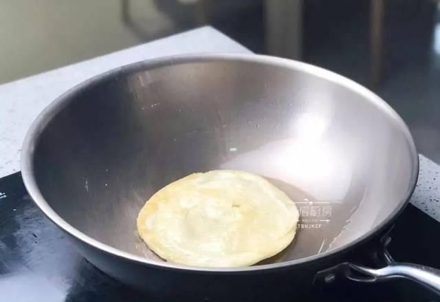  「平底锅」别看这饼很火，其实不用揉面平底锅就能做