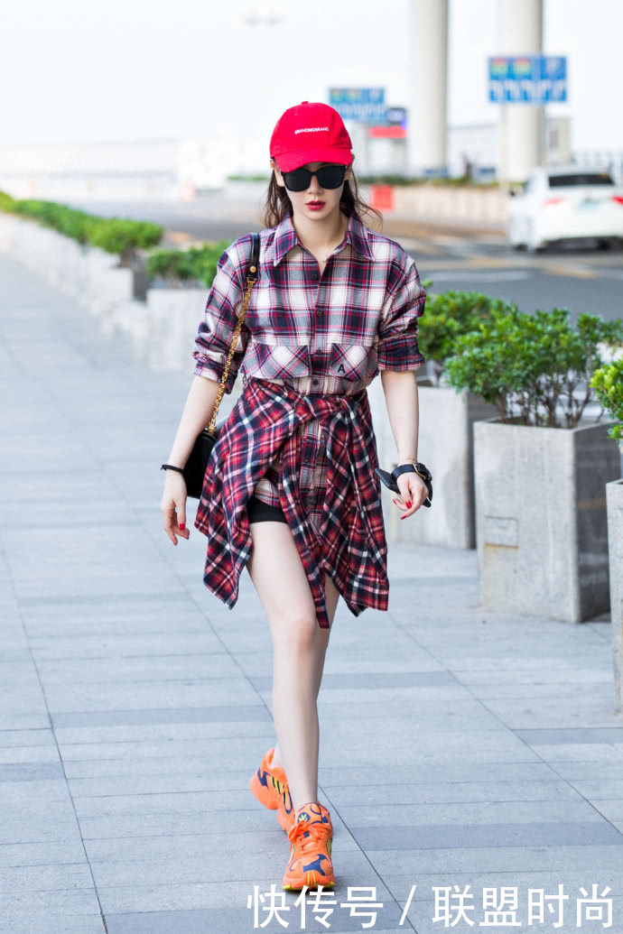 戚薇这条短裤太短了吧！都短到大腿根了，坐下来的瞬间好尴尬！