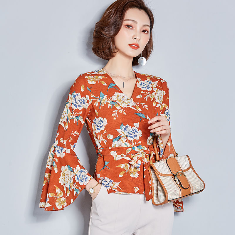 堂姐的婆婆真是洋气，身上的雪纺衫精致高雅，快60看起来像40