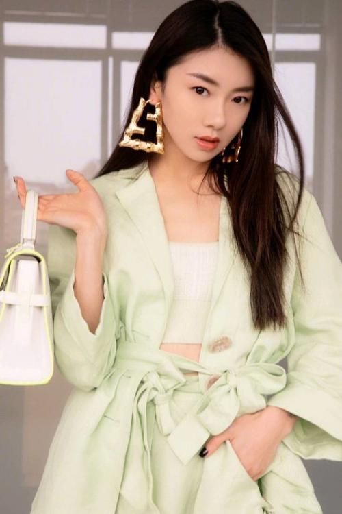  『搭配粉色』春天怎么穿才好看又不刻板，学学时尚博主简约穿搭，让你显贵气