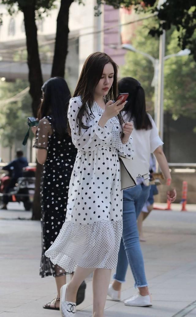  【展现】美女穿波点连衣裙搭配白色休闲皮鞋，身材微胖展现迷人的轻熟气息