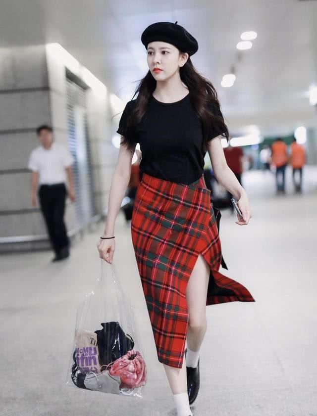 #豹纹设计#宋妍霏是新一代“时髦女神”，穿豹纹衬衫配阔腿裤，慵懒风太高级