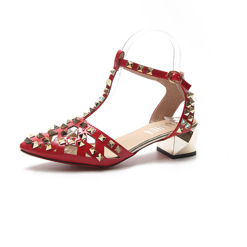 女人还可以这样穿高跟鞋，显的脚非常小，很是有淑女气质