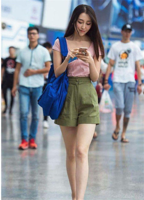 『生姿』街拍:短发美女穿短裙配细高跟,腰细腿长,身材曼妙生姿