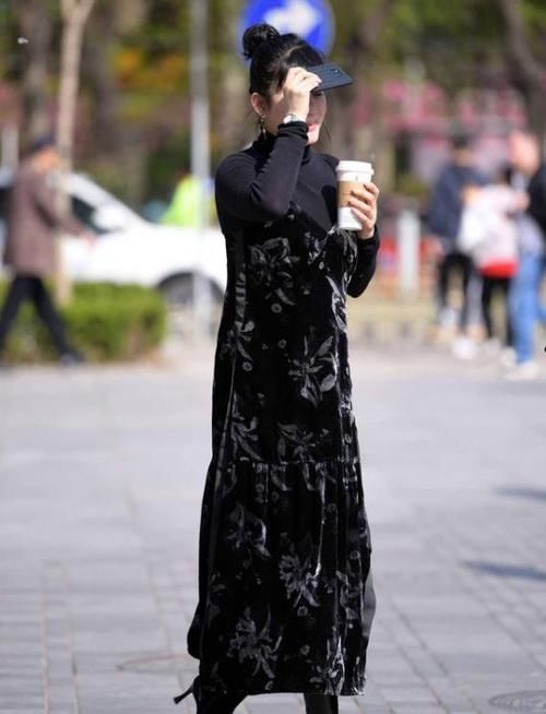 「风范」街拍:倾城倾国的美女,一件白色的长款外套,时尚女神风范