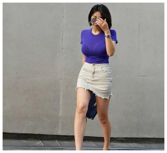 街拍:时尚清凉连衣裙，小姐姐高挑的身材美丽大方