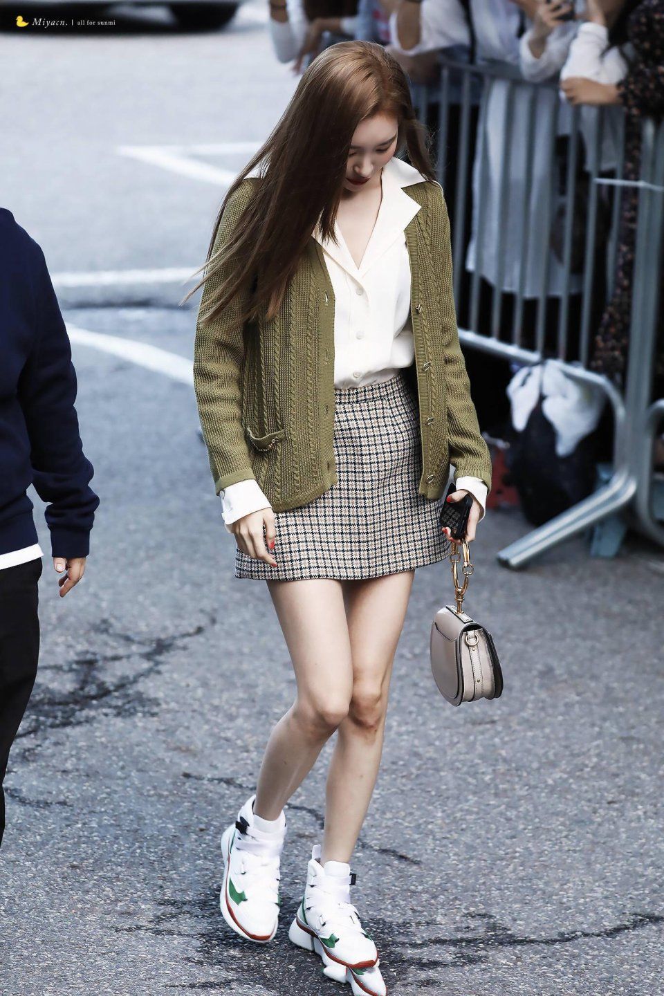 南韩腿精宣美只是腿精?一直看到了她的美腿忽略了人家的美貌啊!