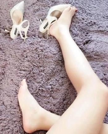 一双尖头细高跟，让你成为自己的女王，给人一种成熟的气质！