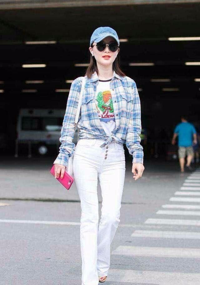 舒畅才是真的懂时尚，用一个头巾就巧妙的遮盖了自己额头的缺陷!