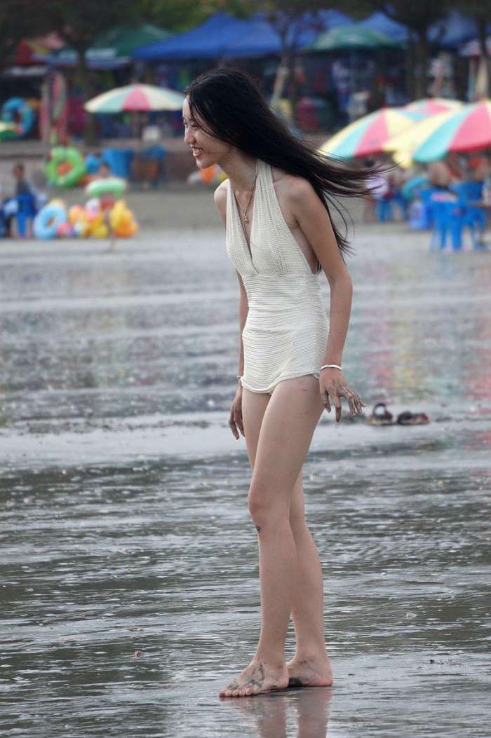 旅游渡假区街拍: 长发飘飘的清秀妹子, “潮流风”热裤露大长腿,