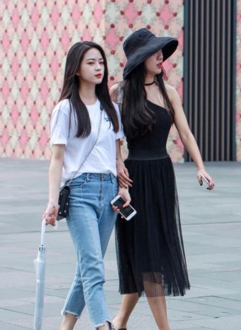 吊带小背心搭配公主小短裙，吊带不失性感，公主裙显得萝莉!