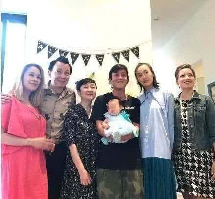 【提前】陈冠希提前为女儿庆祝3岁生日陈冠希爸妈姐姐齐聚拍温馨全家福